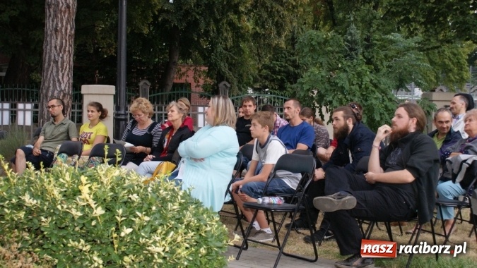 Zdjęcie w galerii na portalu naszraciborz.pl: Romeo i Merkucjo na schodach książnicy wiadomości z regionu