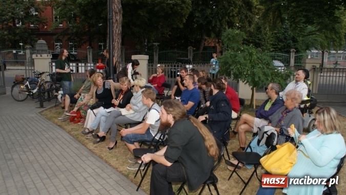 Zdjęcie w galerii na portalu naszraciborz.pl: Romeo i Merkucjo na schodach książnicy wiadomości z regionu