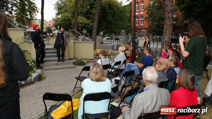 Zdjęcie w galerii na portalu naszraciborz.pl: Romeo i Merkucjo na schodach książnicy wiadomości z regionu