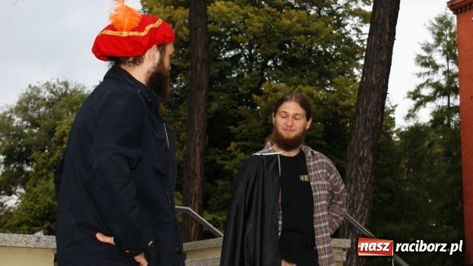 Zdjęcie w galerii na portalu naszraciborz.pl: Romeo i Merkucjo na schodach książnicy wiadomości z regionu