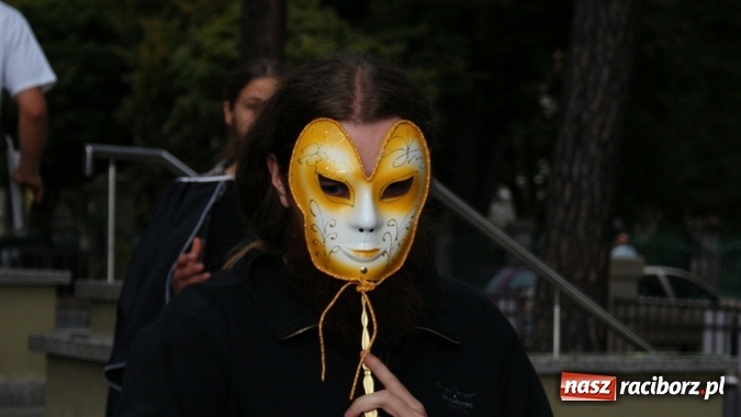 Zdjęcie w galerii na portalu naszraciborz.pl: Romeo i Merkucjo na schodach książnicy wiadomości z regionu