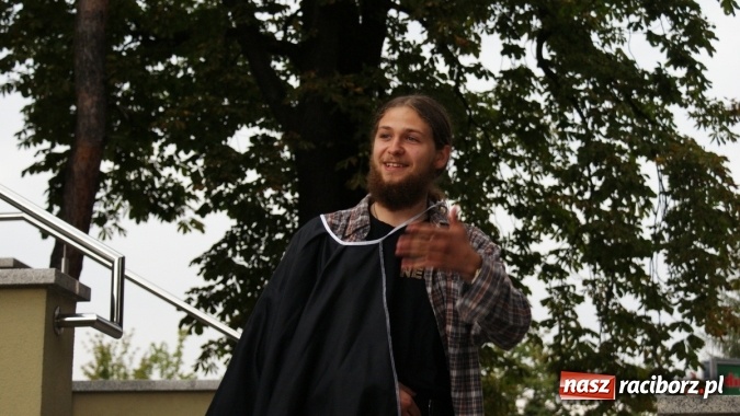 Zdjęcie w galerii na portalu naszraciborz.pl: Romeo i Merkucjo na schodach książnicy wiadomości z regionu