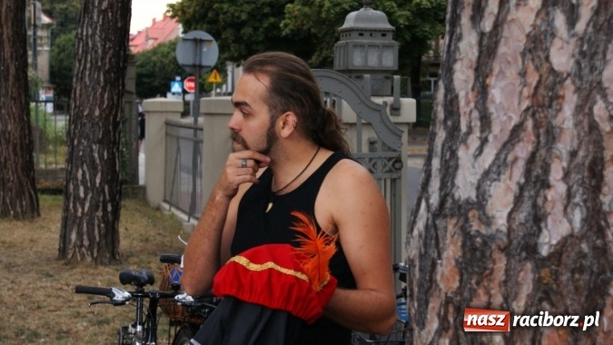 Zdjęcie w galerii na portalu naszraciborz.pl: Romeo i Merkucjo na schodach książnicy wiadomości z regionu