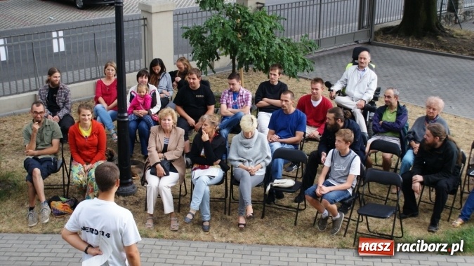 Zdjęcie w galerii na portalu naszraciborz.pl: Romeo i Merkucjo na schodach książnicy wiadomości z regionu