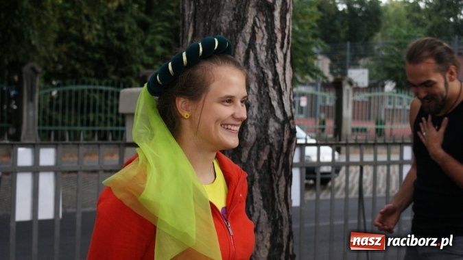 Zdjęcie w galerii na portalu naszraciborz.pl: Romeo i Merkucjo na schodach książnicy wiadomości z regionu