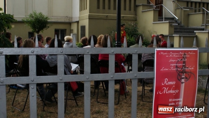 Zdjęcie w galerii na portalu naszraciborz.pl: Romeo i Merkucjo na schodach książnicy wiadomości z regionu