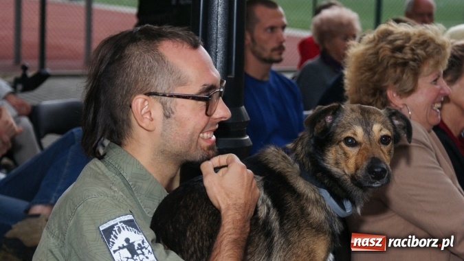 Zdjęcie w galerii na portalu naszraciborz.pl: Romeo i Merkucjo na schodach książnicy wiadomości z regionu