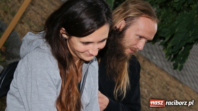 Zdjęcie w galerii na portalu naszraciborz.pl: Romeo i Merkucjo na schodach książnicy wiadomości z regionu