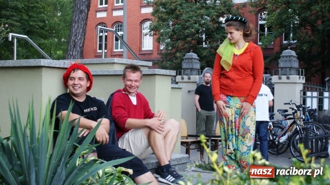 Zdjęcie w galerii na portalu naszraciborz.pl: Romeo i Merkucjo na schodach książnicy wiadomości z regionu