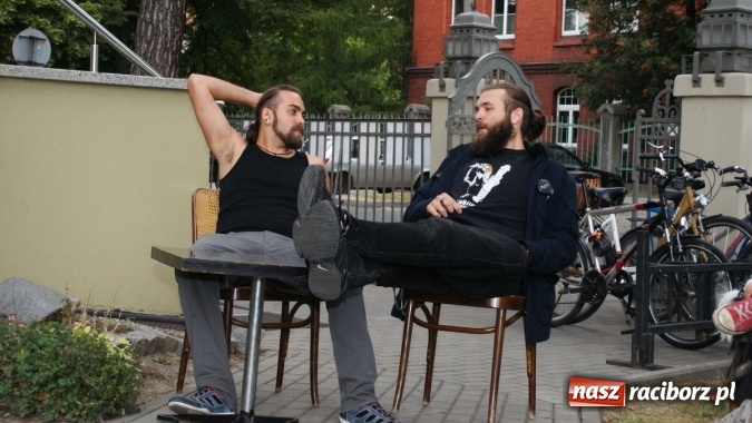 Zdjęcie w galerii na portalu naszraciborz.pl: Romeo i Merkucjo na schodach książnicy wiadomości z regionu