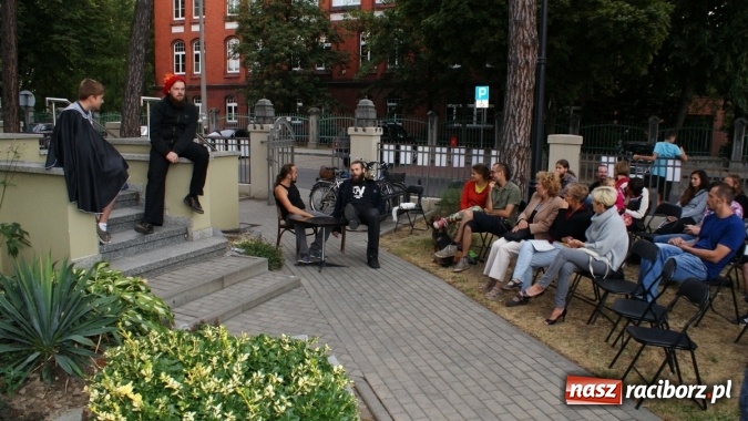 Zdjęcie w galerii na portalu naszraciborz.pl: Romeo i Merkucjo na schodach książnicy wiadomości z regionu