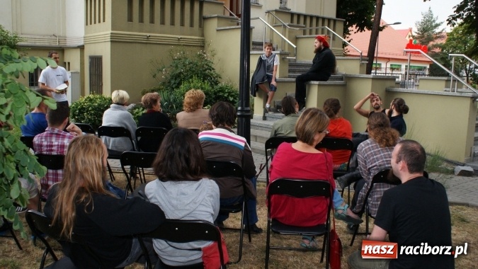 Zdjęcie w galerii na portalu naszraciborz.pl: Romeo i Merkucjo na schodach książnicy wiadomości z regionu