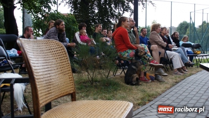 Zdjęcie w galerii na portalu naszraciborz.pl: Romeo i Merkucjo na schodach książnicy wiadomości z regionu