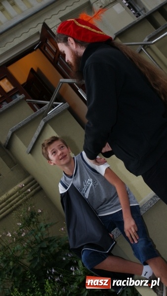 Zdjęcie w galerii na portalu naszraciborz.pl: Romeo i Merkucjo na schodach książnicy wiadomości z regionu