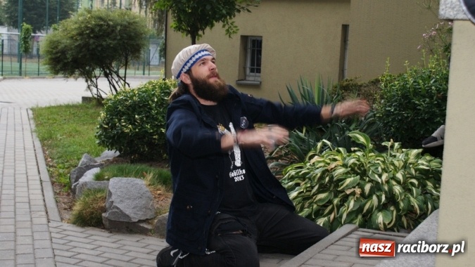 Zdjęcie w galerii na portalu naszraciborz.pl: Romeo i Merkucjo na schodach książnicy wiadomości z regionu