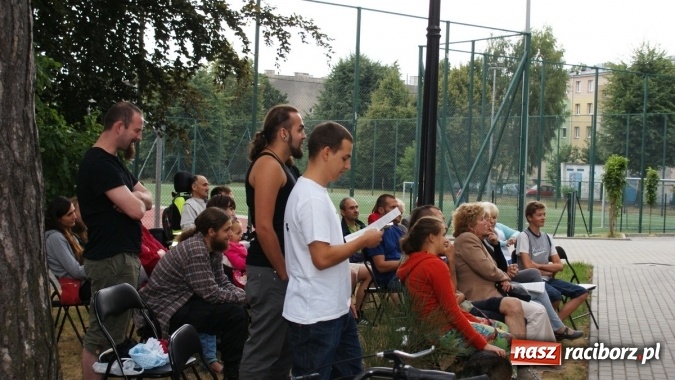 Zdjęcie w galerii na portalu naszraciborz.pl: Romeo i Merkucjo na schodach książnicy wiadomości z regionu