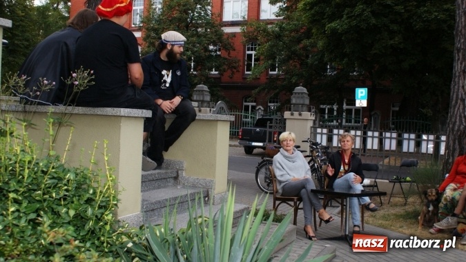 Zdjęcie w galerii na portalu naszraciborz.pl: Romeo i Merkucjo na schodach książnicy wiadomości z regionu