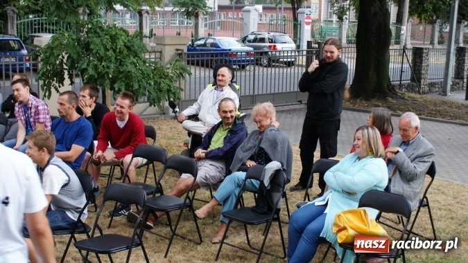 Zdjęcie w galerii na portalu naszraciborz.pl: Romeo i Merkucjo na schodach książnicy wiadomości z regionu