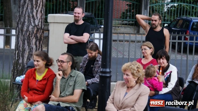 Zdjęcie w galerii na portalu naszraciborz.pl: Romeo i Merkucjo na schodach książnicy wiadomości z regionu