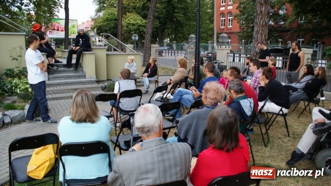 Zdjęcie w galerii na portalu naszraciborz.pl: Romeo i Merkucjo na schodach książnicy wiadomości z regionu
