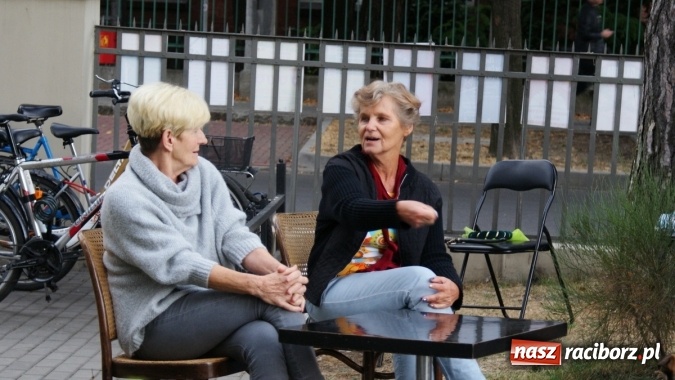 Zdjęcie w galerii na portalu naszraciborz.pl: Romeo i Merkucjo na schodach książnicy wiadomości z regionu