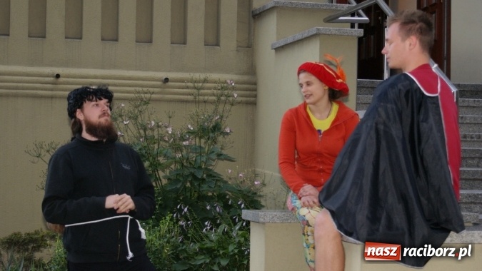 Zdjęcie w galerii na portalu naszraciborz.pl: Romeo i Merkucjo na schodach książnicy wiadomości z regionu