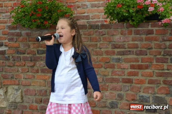 Zdjęcie w galerii na portalu naszraciborz.pl: Wokaliści z Młodzieżowego Domu Kultury wystąpili na zamku wiadomości z regionu
