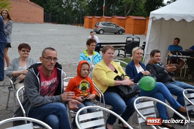 Zdjęcie w galerii na portalu naszraciborz.pl: Wokaliści z Młodzieżowego Domu Kultury wystąpili na zamku wiadomości z regionu