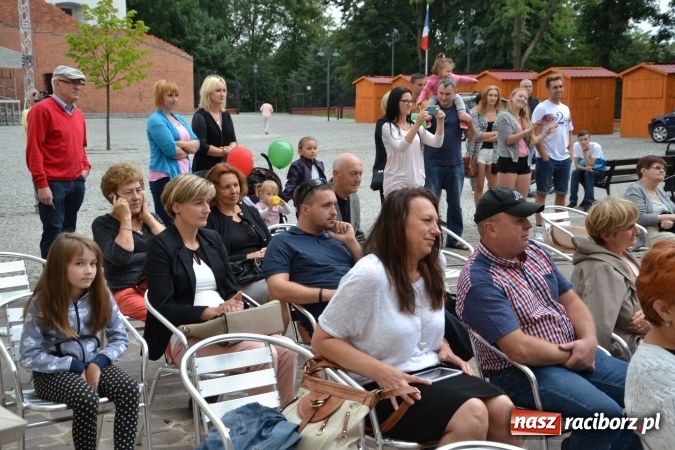 Zdjęcie w galerii na portalu naszraciborz.pl: Wokaliści z Młodzieżowego Domu Kultury wystąpili na zamku wiadomości z regionu