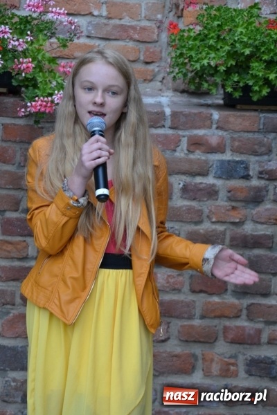 Zdjęcie w galerii na portalu naszraciborz.pl: Wokaliści z Młodzieżowego Domu Kultury wystąpili na zamku wiadomości z regionu