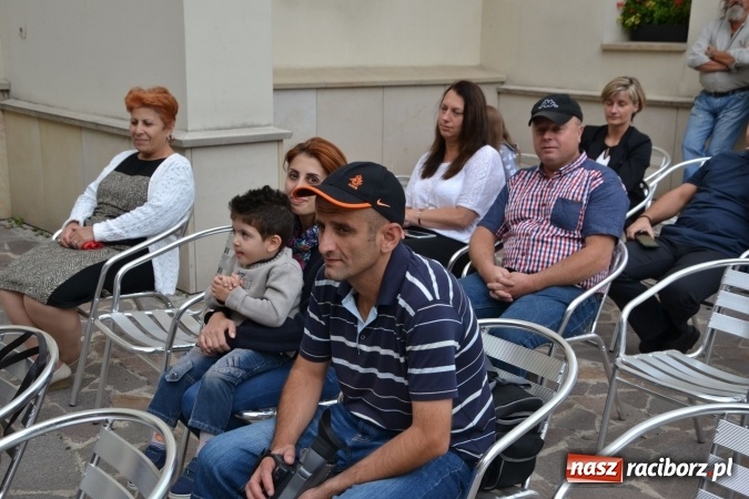 Zdjęcie w galerii na portalu naszraciborz.pl: Wokaliści z Młodzieżowego Domu Kultury wystąpili na zamku wiadomości z regionu