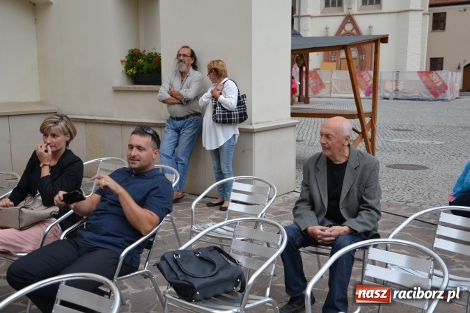 Zdjęcie w galerii na portalu naszraciborz.pl: Wokaliści z Młodzieżowego Domu Kultury wystąpili na zamku wiadomości z regionu