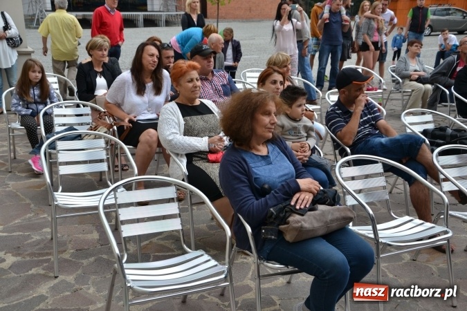 Zdjęcie w galerii na portalu naszraciborz.pl: Wokaliści z Młodzieżowego Domu Kultury wystąpili na zamku wiadomości z regionu