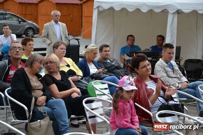 Zdjęcie w galerii na portalu naszraciborz.pl: Wokaliści z Młodzieżowego Domu Kultury wystąpili na zamku wiadomości z regionu