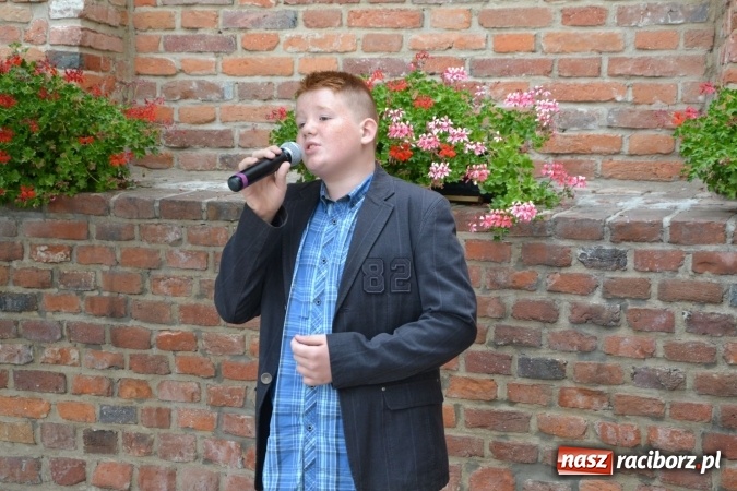 Zdjęcie w galerii na portalu naszraciborz.pl: Wokaliści z Młodzieżowego Domu Kultury wystąpili na zamku wiadomości z regionu