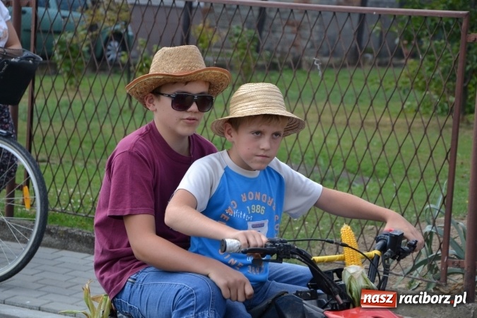 Zdjęcie w galerii na portalu naszraciborz.pl: Dożynki 2015 - kowbojki i minionki w Roszkowie wiadomości z regionu