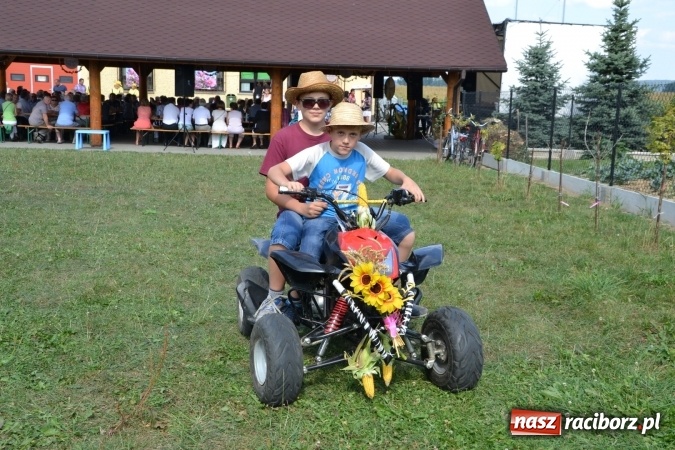 Zdjęcie w galerii na portalu naszraciborz.pl: Dożynki 2015 - kowbojki i minionki w Roszkowie wiadomości z regionu
