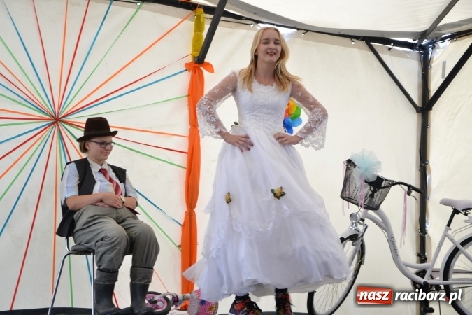 Zdjęcie w galerii na portalu naszraciborz.pl: Dożynki 2015 - kowbojki i minionki w Roszkowie wiadomości z regionu