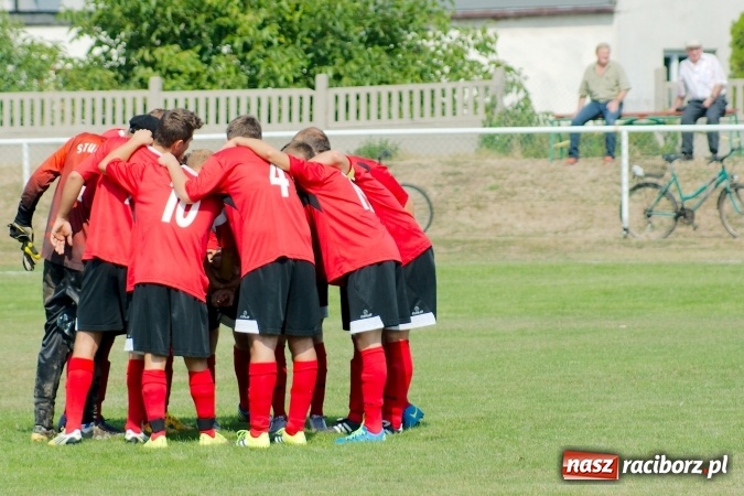 Zdjęcie w galerii na portalu naszraciborz.pl: Derby Raciborza: Niewykorzystane sytuacje się mszczą. Ocice na kolanach wiadomości z regionu