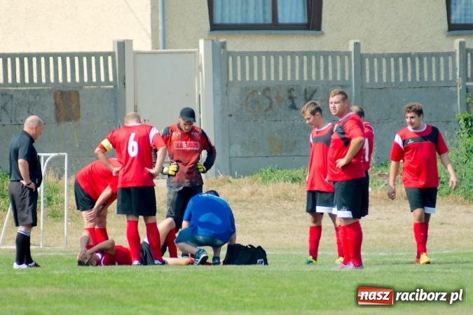 Zdjęcie w galerii na portalu naszraciborz.pl: Derby Raciborza: Niewykorzystane sytuacje się mszczą. Ocice na kolanach wiadomości z regionu