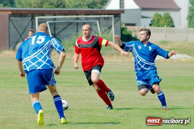 Zdjęcie w galerii na portalu naszraciborz.pl: Derby Raciborza: Niewykorzystane sytuacje się mszczą. Ocice na kolanach wiadomości z regionu