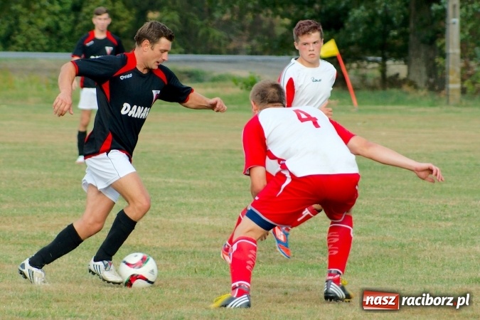 Zdjęcie w galerii na portalu naszraciborz.pl: Dwa oblicza Bieńkowic. Poważna kontuzja zawodnika Dzimierza wiadomości z regionu