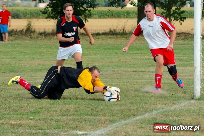 Zdjęcie w galerii na portalu naszraciborz.pl: Dwa oblicza Bieńkowic. Poważna kontuzja zawodnika Dzimierza wiadomości z regionu