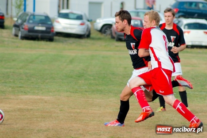 Zdjęcie w galerii na portalu naszraciborz.pl: Dwa oblicza Bieńkowic. Poważna kontuzja zawodnika Dzimierza wiadomości z regionu