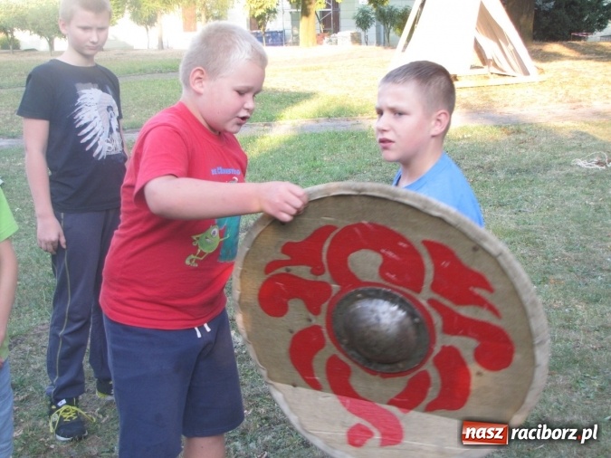 Zdjęcie w galerii na portalu naszraciborz.pl: Średniowieczny obóz na finał wakacyjnych zajęć w Raciborskim Centrum Kultury wiadomości z regionu