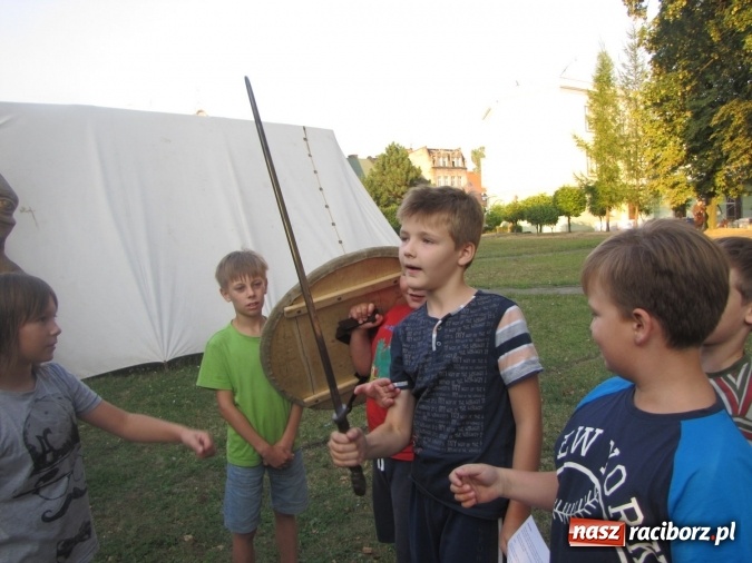 Zdjęcie w galerii na portalu naszraciborz.pl: Średniowieczny obóz na finał wakacyjnych zajęć w Raciborskim Centrum Kultury wiadomości z regionu
