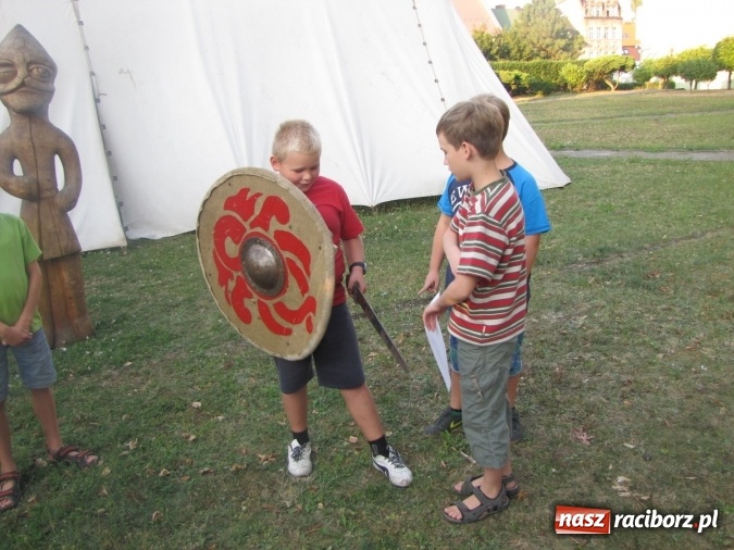 Zdjęcie w galerii na portalu naszraciborz.pl: Średniowieczny obóz na finał wakacyjnych zajęć w Raciborskim Centrum Kultury wiadomości z regionu