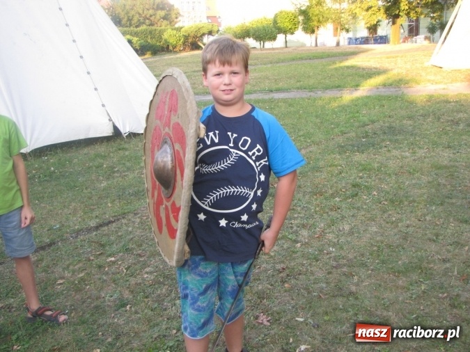 Zdjęcie w galerii na portalu naszraciborz.pl: Średniowieczny obóz na finał wakacyjnych zajęć w Raciborskim Centrum Kultury wiadomości z regionu