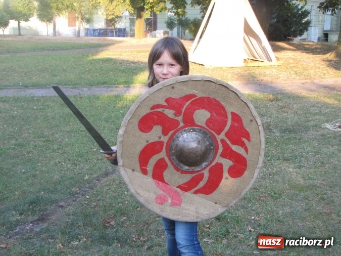 Zdjęcie w galerii na portalu naszraciborz.pl: Średniowieczny obóz na finał wakacyjnych zajęć w Raciborskim Centrum Kultury wiadomości z regionu