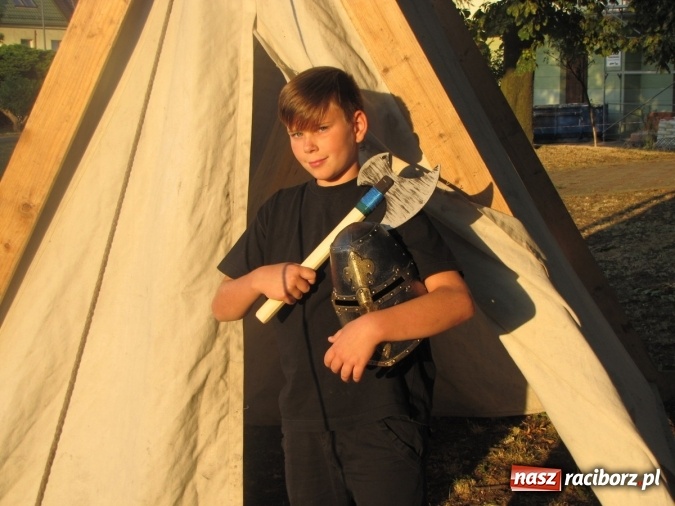 Zdjęcie w galerii na portalu naszraciborz.pl: Średniowieczny obóz na finał wakacyjnych zajęć w Raciborskim Centrum Kultury wiadomości z regionu